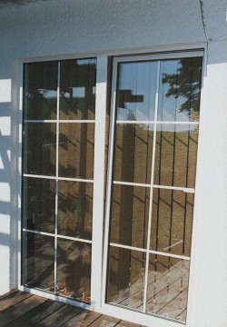 2dílné výklopně-posuvné balkónové dveře, f-ce výklopná, dělení meziskelní mřížkou 18mm bílou.