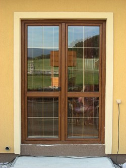 2křídlé balkónové dveře s příčkou v křídlech vodorovnou, PVC madélkem hnědým, meziskelní mřížkou zlatou š.8mm, barva dveří zlatý dub(renolit č. 2178001-167).