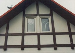 1křídlá okna dělená atypicky meziskelní mřížkou 18mm bílou.