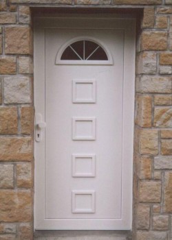 Dveře s panelem Vltavín, prosklení v obloukové části čirým sklem s meziskelní mřížkou 8mm.
