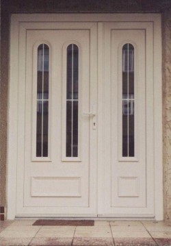 2-křídlé dveře s panely Olivín, prosklení čirým sklem s meziskelní mřížkou 8mm bílou