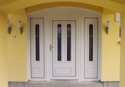 Sestava dveří a bočních dílů s panely Olivín a meziskelní mřížkou