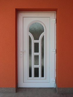 Dveře s panelem Beryl S6(prosklení ve všech 6-ti částech ornamentním sklem kůra čirá), barva dveří bílá.