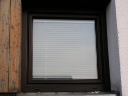 1křídlé okno se žaluzií, barva okna tmavý dub(renolit č. 2052089-167).