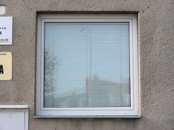 1křídlé okno s horizontální žaluzií.