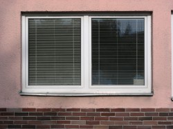 2křídlé okno s pevným sloupkem, dělení 1/2 + 1/2, doplňky - horizontální žaluzie.
