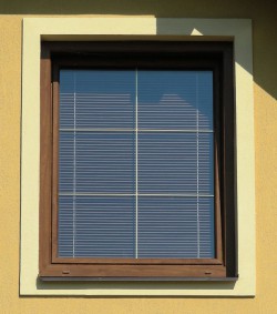 1křídlé okno s meziskelní mřížkou zlatou š.8mm, barva okna zlatý dub(renolit č. 2178001-167).