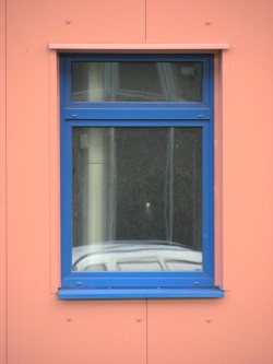2křídlé okno s poutcem, barva okna modrá RAL 5005.