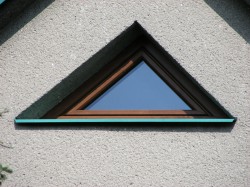 1křídlé okno atypické s oboustranným zkosením, barva okna zlatý dub(renolit č. 2178001-167).