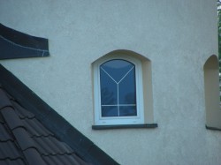 1křídlé obloukové okno dělené atypicky meziskelní mřížkou š.8mm bílou.