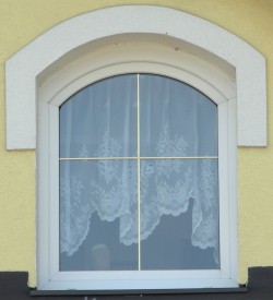 1křídlé obloukové okno s meziskelní mřížkou 8mm zlatou.