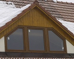 Sestava 1křídlých oken, boční okna s jednostranným zkosením, barva oken zlatý dub(renolit č. 2178001-167).