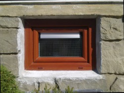 1křídlé okno s větrací mřížkou elox přírodní, zasklení drátosklem, barva okna Cherry Amaretto(Hornschuch č. 436-3043).