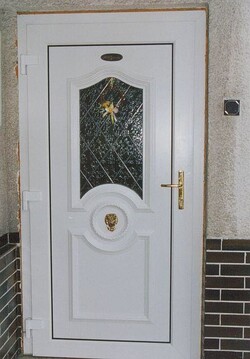 Panel Saf&iacute;r s ornamentn&iacute;m sklem a vitr&aacute;ž&iacute;, doplňky - klepadlo 