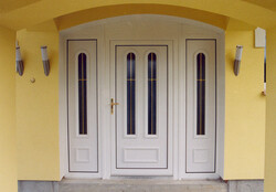 Sestava dveř&iacute; a bočn&iacute;ch d&iacute;lů s panely Oliv&iacute;n a meziskeln&iacute; mř&iacute;žkou