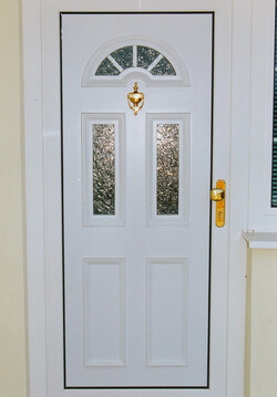 Panel Op&aacute;l prosklen&yacute; ve 3 č&aacute;stech ornamentn&iacute;m sklem, v obloukov&eacute; č&aacute;sti meziskeln&iacute; mř&iacute;žka, doplňky - klepadlo