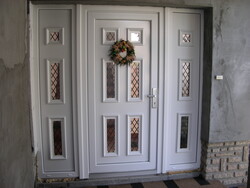 Sestava dveř&iacute; a bočn&iacute;ch d&iacute;lů s panely Petra(v&yacute;robce PERITO), prosklen&iacute; čir&eacute; sklo+vitr&aacute;ž Linea.