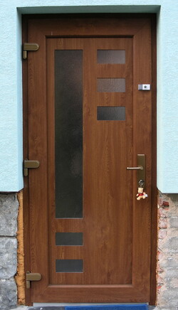 Dveře s panelem K-02(bez r&aacute;mečku), prosklen&eacute; ornamentn&iacute;m sklem crepi čir&eacute;, barva dveř&iacute; zlat&yacute; dub.