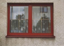 2křídlé okno s pevným sloupkem, dělení 1/2 + 1/2, meziskelní mřížka 8mm zlatá, barva okna červená RAL 3011.