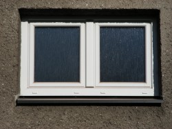 2křídlé okno štulpové(bez pevného sloupku), dělení 1/2 + 1/2, prosklení ornamentním sklem kůra čirá.