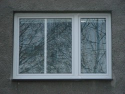 2křídlé okno s pevným sloupkem, dělení 2/3 + 1/3, v širším křídle dělení meziskelní mřížkou 45mm bílou.