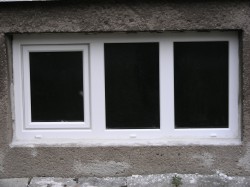 3dílné okno se 2-ma sloupky, jedna část otvírací, dvě části pevné(FIX).