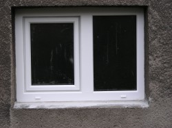 2dílné okno s pevným sloupkem, dělení 1/2 + 1/2, 1 část otvírací a 1 část pevná(FIX).