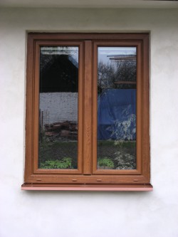 2křídlé okno štulpové(bez pevného sloupku), dělení 1/2 + 1/2, barva okna zlatý dub(renolit č. 2178001-167).