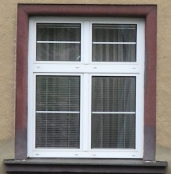 4křídlé okno s poutcem bez pevných středových sloupků, meziskelní mřížka 18mm bílá.