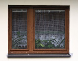 2křídlé okno s pevným sloupkem, dělení 1/3 + 2/3, barva okna zlatý dub(renolit č. 2178001-167).
