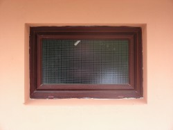 1křídlé sklepní okno, zasklení - drátosklo, barva okna sapeli(renolit č. 2065021-167).
