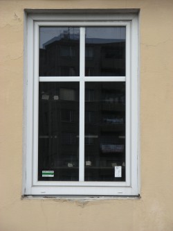 1křídlé okno s meziskelní mřížkou 45mm bílou.