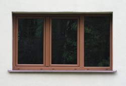 3dílné okno s pevným sloupkem vpravo, vlevo 2 křídla bez pevného středového sloupku, barva okna douglaska(renolit č. 3152009-167).