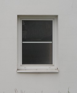1křídlé okno dělené meziskelní mřížkou 45mm bílou.