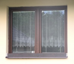 2křídlé okno s pevným sloupkem, dělení 1/2 + 1/2, barva okna ořech(renolit č. 2178007).