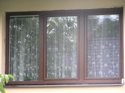 3dílné okno se 2-ma pevnými sloupky, dělení 1/3 + 1/3 + 1/3, levá část FIX(pevná), vpravo 2 části otvíravé, barva okna ořech(renolit č. 2178007).
