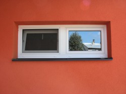 2křídlé okno s pevným sloupkem(sklopná křídla), dělení 1/2 + 1/2, doplňky - okenní síť proti hmyzu límcová(vlevo).