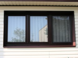 3křídlé okno s pevným sloupkem vpravo, dělení 1/3 + 1/3 + 1/3, barva okna sapeli(renolit č. 2065021-167).