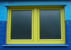 2křídlé okno s pevným sloupkem, dělení 1/2 + 1/2, prosklení ornamentním sklem crepi čiré, barva okna žlutá RAL 1018.