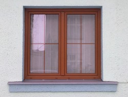 2křídlé okno štulpové(bez pevného středového sloupku), dělení 1/2 + 1/2, členění meziskelní mřížkou š.18mm, barva okna douglaska(renolit č. 3152009-167).