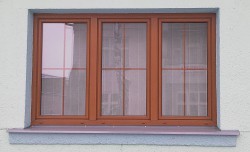 3křídlé okno se 2-ma pevnými sloupky, dělení 1/3 + 1/3 + 1/3, členění meziskelní mřížkou š.18mm, barva okna douglaska(renolit č. 3152009-167).