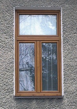 3křídlé okno štulpové(bez pevného středového sloupku) s poutcem, barva okna zlatý dub(renolit č. 2178001-167), doplňky - horizontální žaluzie.