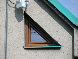 1kř&iacute;dl&eacute; atypick&eacute; okno se zkosen&iacute;m, barva okna zlat&yacute; dub(renolit č. 2178001-167).