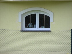 2kř&iacute;dl&eacute; obloukov&eacute; okno s meziskeln&iacute; mř&iacute;žkou 8mm zlatou.