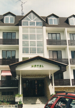 Atypick&aacute; okna a schodi&scaron;ťov&aacute; stěna.