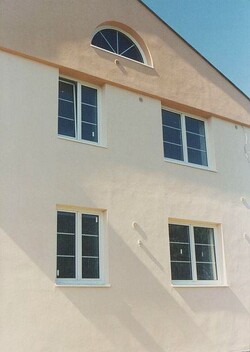 Obloukov&eacute; okno s meziskeln&iacute; mř&iacute;žkou.