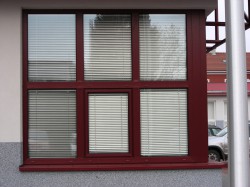 6-ti dílné okno s poutcem a sloupky, pouze 1 část otvíravá, zbývající části pevné(FIX), barva okna červená RAL 3011.